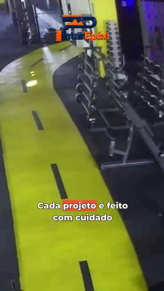 Academia com piso epóxi amarelo aplicado pela PintarEpóxi
