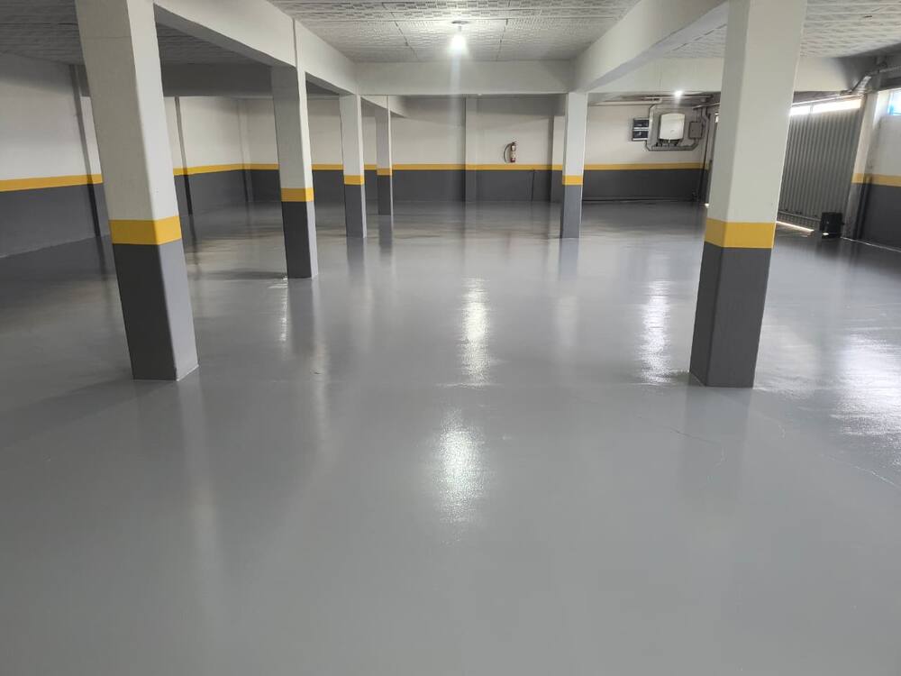 Garagem com piso epóxi cinza aplicado pela PintarEpóxi
