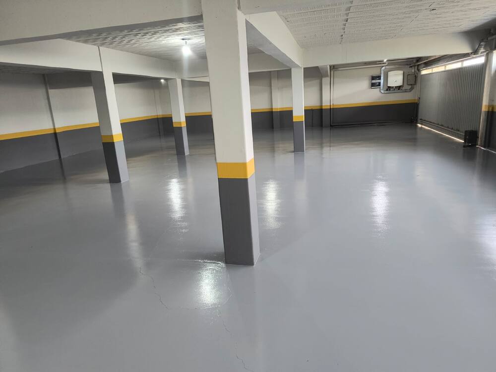 Garagem com pilares sinalizados aplicado pela PintarEpóxi