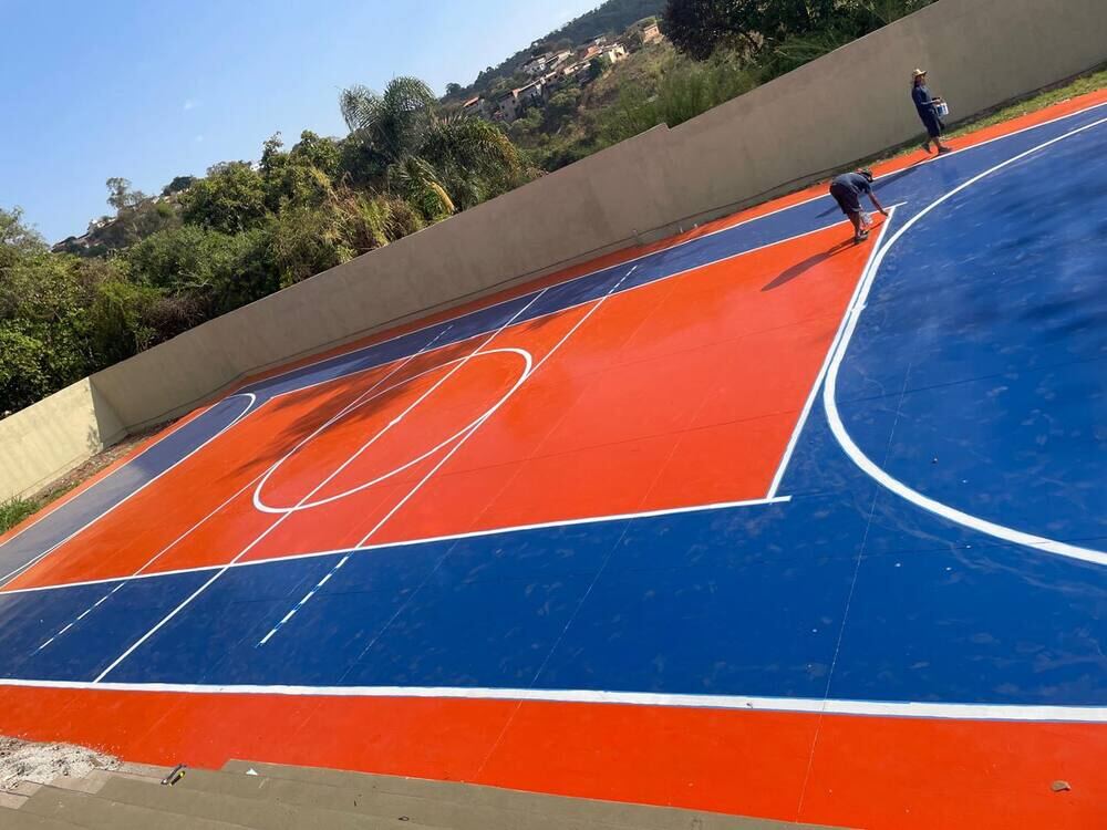 Pintura de piso epóxi em quadras poliesportivas